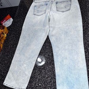 American Eagle Women’s Size 12 short Distressed Mom Jeans High Rise NWT